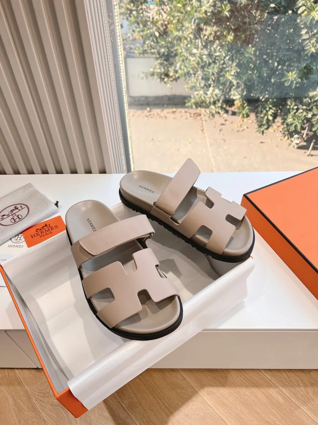 👟👟Ex-factory price 440👟👟 Men's size +10 H family 2024 spring and summer new style HERMES Hermes' recently popular couple's shoes, pig nose angle sandals and slippers, paired with various colorful socks, extremely trendy. Upper lining: imported original material. Outsole: non-slip and wear-resistant outsole. Size: Female 35-42 (40/42 non-returnable and non-exchangeable) Men’s size: 39-45 (45 is non-refundable and non-exchangeable)